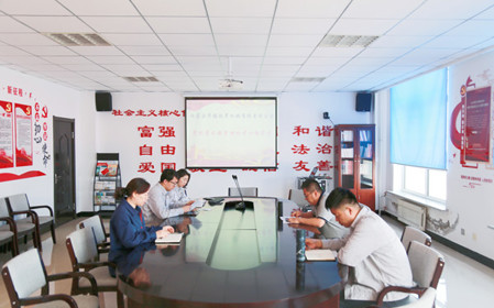 標(biāo)題：華德牧草公司黨委開(kāi)展黨紀(jì)學(xué)習(xí)教育專題學(xué)習(xí)
瀏覽次數(shù)：1188
發(fā)表時(shí)間：2024-05-24