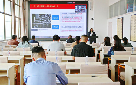 標(biāo)題：呼和浩特分院黨委副書記、工會(huì)主席劉萍講授黨課
瀏覽次數(shù)：1702
發(fā)表時(shí)間：2024-09-27