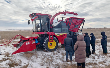 標(biāo)題：中央財(cái)政林草科技推廣項(xiàng)目設(shè)備交付 檸條收獲機(jī)落地賦能沙地生態(tài)治理
瀏覽次數(shù)：57
發(fā)表時(shí)間：2025-12-12